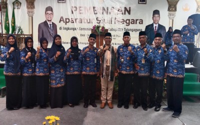 Segenap civitas MTsN 3 Tulungagung memenuhi undangan pembinaan ASN